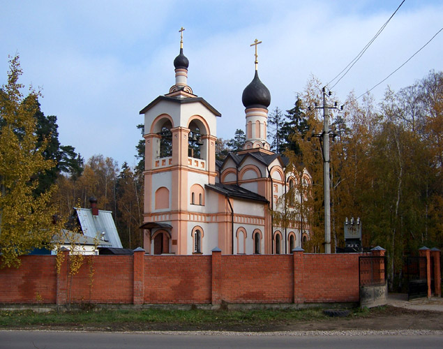 Церковь Матроны Московской, Тарасовка (Пушкинский район и гг. Ивантеевка, Королёв, Московская область). общий вид в ландшафте