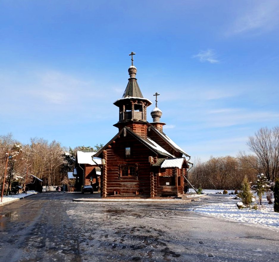 Храм-часовня Алексия, человека Божия, Медвежьи Озёра (Щёлковский городской округ и г. Фрязино, Московская область). общий вид в ландшафте