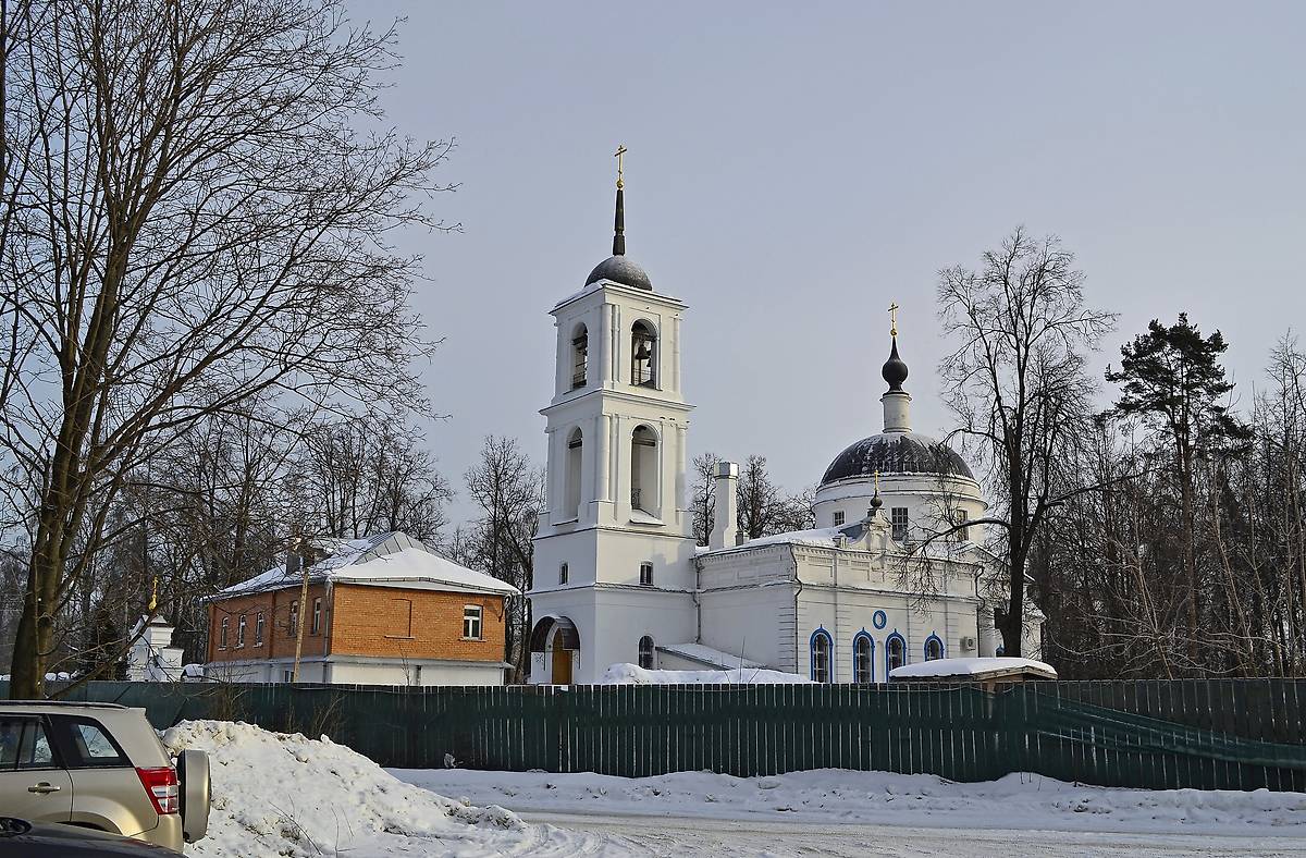 общий вид в ландшафте. Церковь Рождества Христова, Ямкино (Богородский городской округ, Московская область)