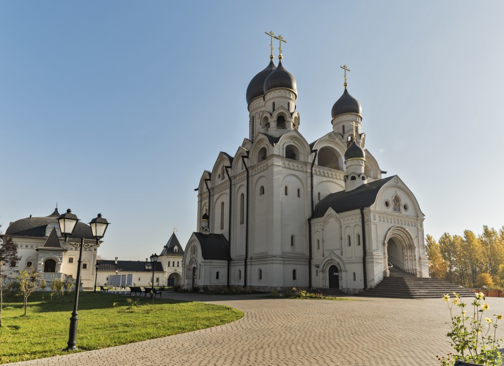 Церковь Серафима Саровского в Раеве, Северное Медведково (Северо-Восточный административный округ (СВАО), г. Москва). общий вид в ландшафте
