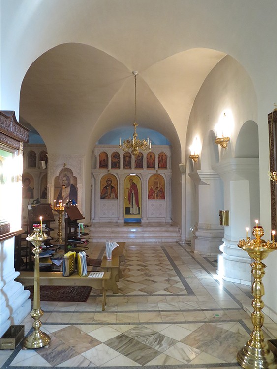 Церковь Серафима Саровского в Раеве, Северное Медведково (Северо-Восточный административный округ (СВАО), г. Москва). интерьер и убранство, Интерьер нижнего храма