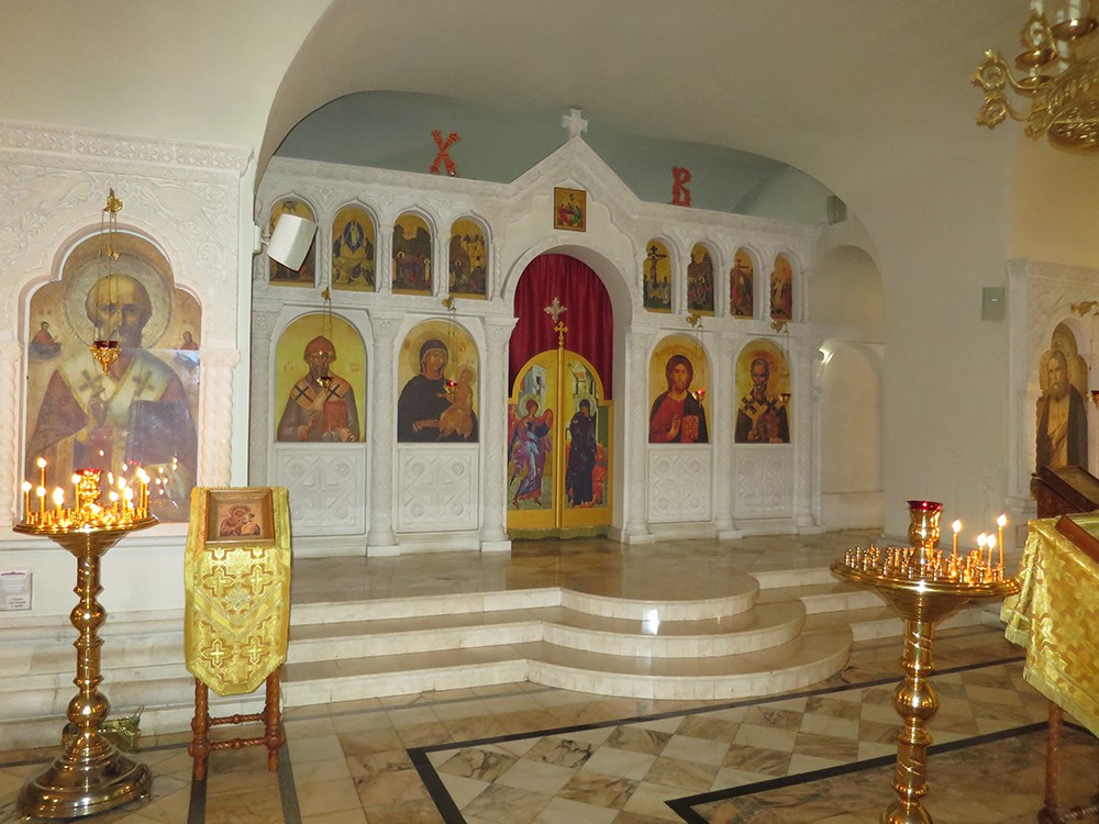 Церковь Серафима Саровского в Раеве, Северное Медведково (Северо-Восточный административный округ (СВАО), г. Москва). интерьер и убранство, Иконостас нижнего храма