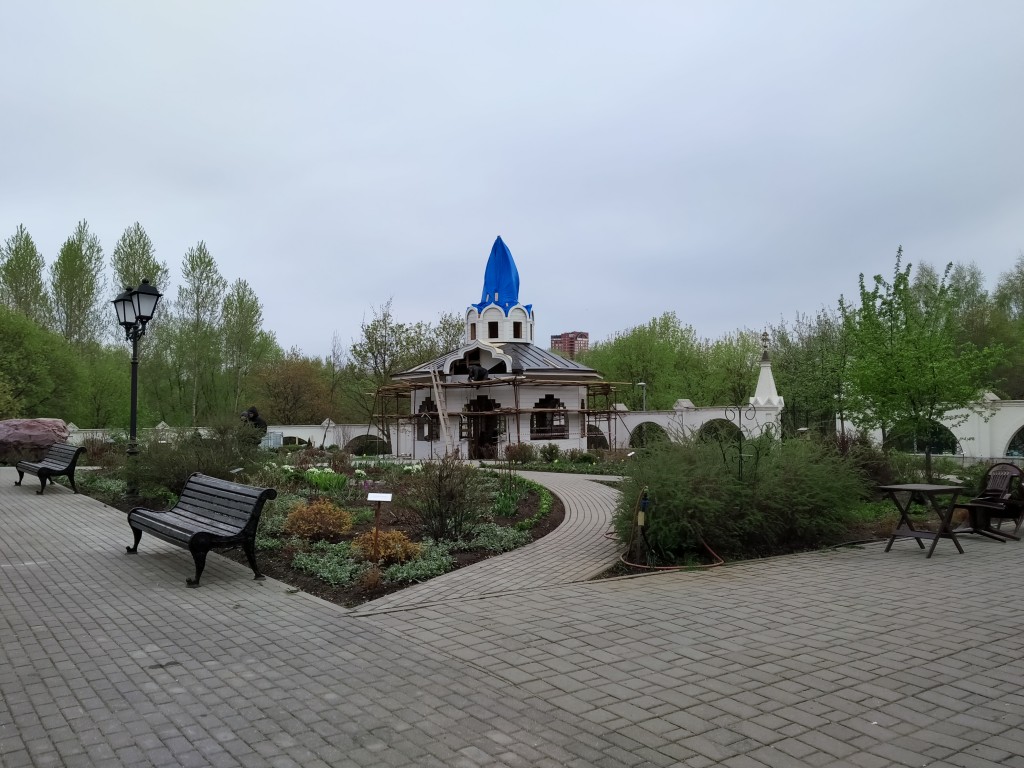 Церковь Серафима Саровского в Раеве, Северное Медведково (Северо-Восточный административный округ (СВАО), г. Москва). дополнительная информация, прихрамовая территория