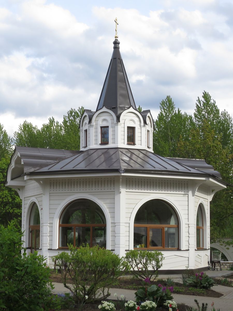 Церковь Серафима Саровского в Раеве, Северное Медведково (Северо-Восточный административный округ (СВАО), г. Москва). фасады, Церковная постройка