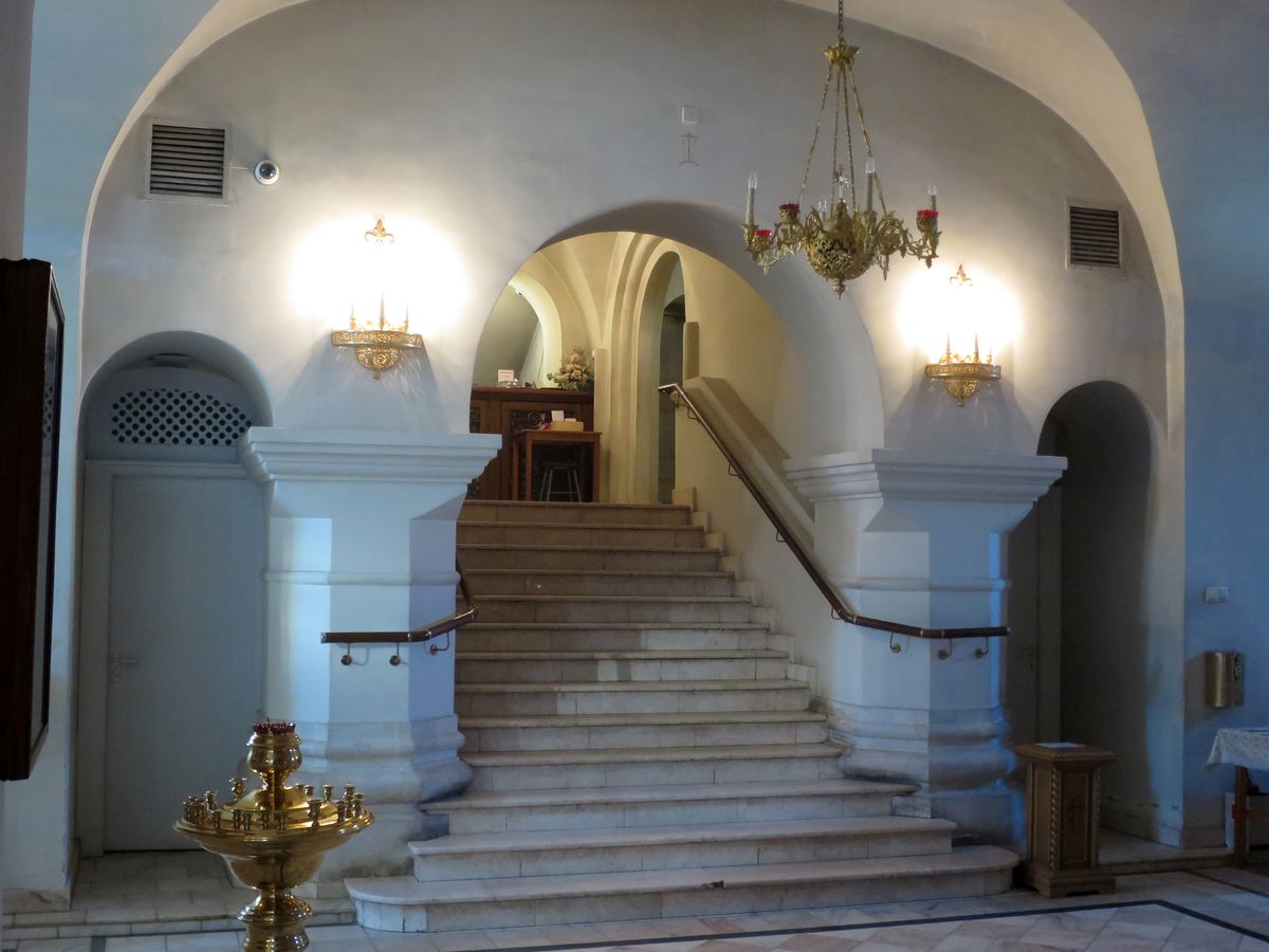 Лестница в нижнем храме, интерьер и убранство. Церковь Серафима Саровского в Раеве, Северное Медведково (Северо-Восточный административный округ (СВАО), г. Москва)