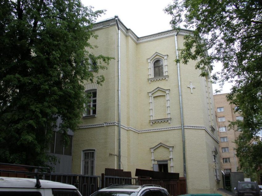 Домовая церковь Павла Латрийского при бывшем Арнольдо-Третьяковском училище, Донской (Южный административный округ (ЮАО), г. Москва). общий вид в ландшафте