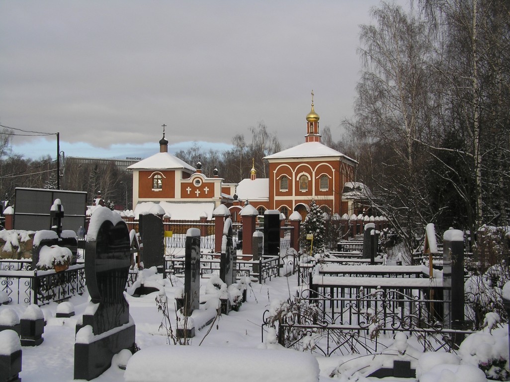 Тропарёво-Никулино. Церковь Иоанна Предтечи на Востряковском кладбище. общий вид в ландшафте