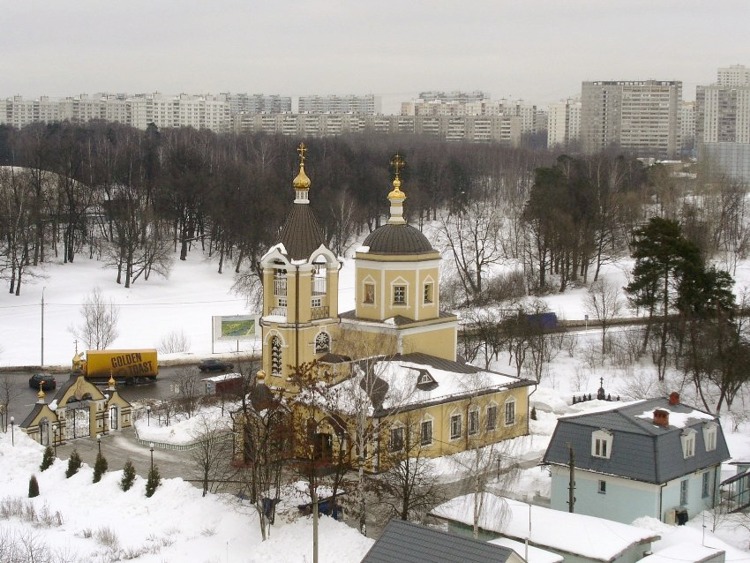 Церковь Троицы Живоначальной, Мосрентген (Новомосковский административный округ (НАО), г. Москва). общий вид в ландшафте