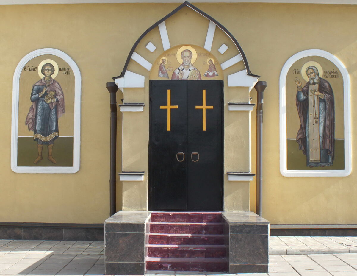 Церковь Троицы Живоначальной, Мосрентген (Новомосковский административный округ (НАО), г. Москва). архитектурные детали, Фрагмент западного фасада