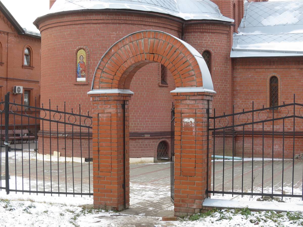 Калитка в восточной части церковной ограды, дополнительная информация. Церковь Пантелеимона Целителя при Центральной районной больнице, Мытищи (Мытищинский городской округ и гг. Долгопрудный, Лобня, Московская область)