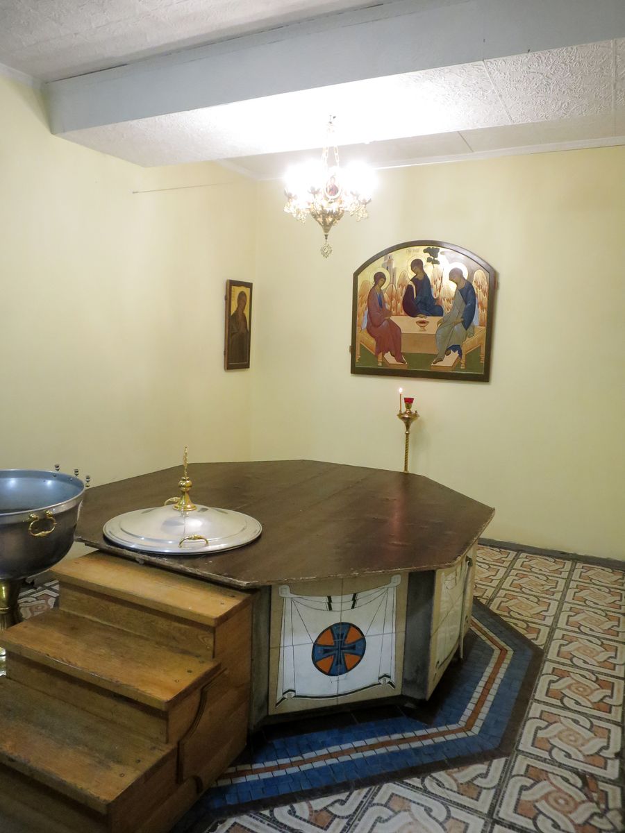 Крестильня в цокольном этаже церкви, интерьер и убранство. Церковь Пантелеимона Целителя при Центральной районной больнице, Мытищи (Мытищинский городской округ и гг. Долгопрудный, Лобня, Московская область)