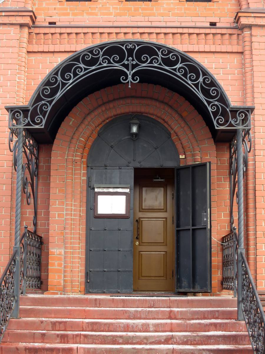 Вход в церковь, архитектурные детали. Церковь Пантелеимона Целителя при Центральной районной больнице, Мытищи (Мытищинский городской округ и гг. Долгопрудный, Лобня, Московская область)