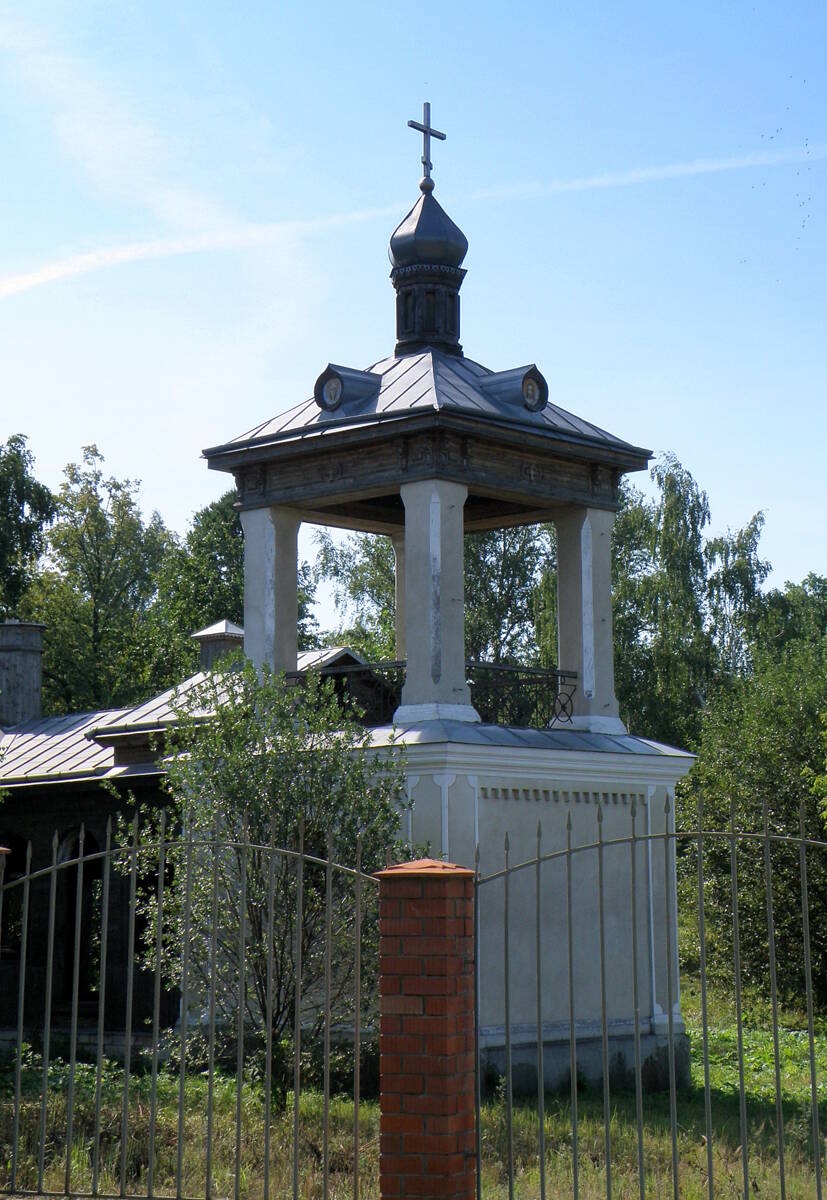 Домовая церковь Покрова Пресвятой Богородицы (старая), Тарасовка (Пушкинский район и гг. Ивантеевка, Королёв, Московская область). фасады