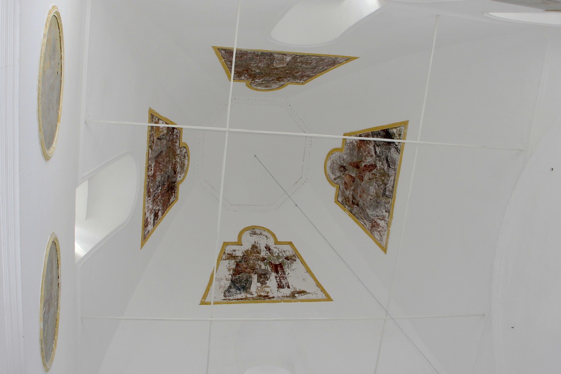 Церковь Зосимы и Савватия Соловецких, Коршик (Оричевский район, Кировская область). интерьер и убранство, Остатки росписи на своде холодного храма. При ремонте постарались сохранить всё возможное.