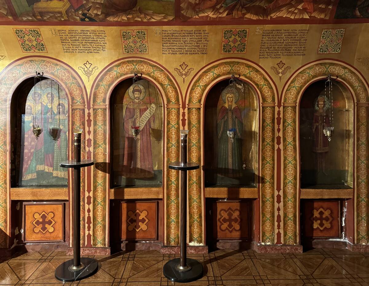 Церковь Михаила Архангела, Баку (Азербайджан, Прочие страны). интерьер и убранство, Роспись нижнего храма, царственные страстотерпцы