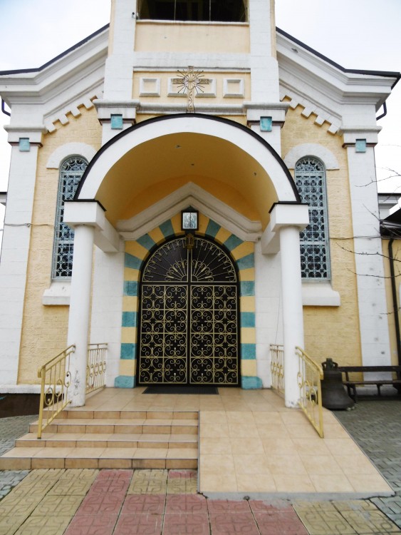 Кафедральный собор Успения Пресвятой Богородицы, Махачкала (Махачкала, город, Республика Дагестан). архитектурные детали, Главные врата собора