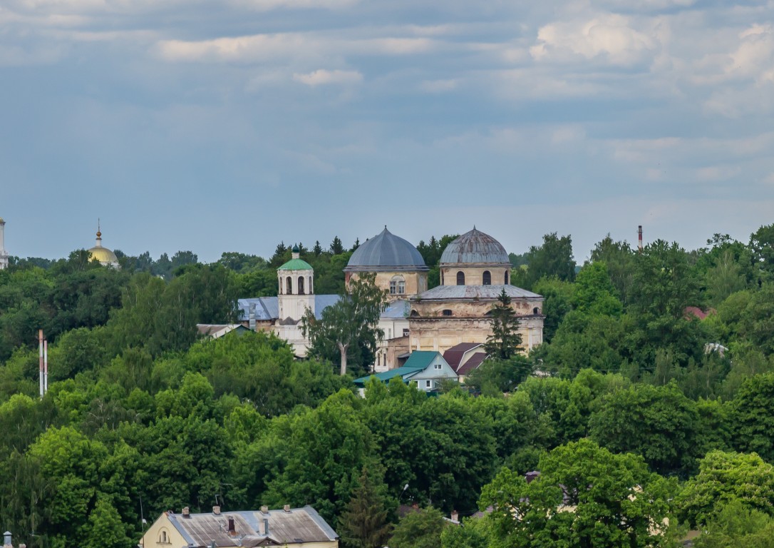 Торжок. Воскресенский женский монастырь. общий вид в ландшафте, Вид от Борисоглебского монастыря