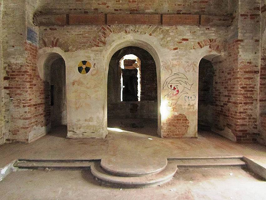 Церковь Воздвижения Креста Господня, Бондюг (Чердынский район, Пермский край). интерьер и убранство, солея и алтарь
