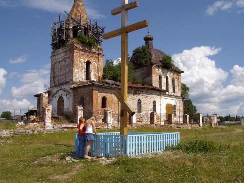 Церковь Воздвижения Креста Господня, Бондюг (Чердынский район, Пермский край). дополнительная информация, Крест на месте высадки Стефана Великопермского.