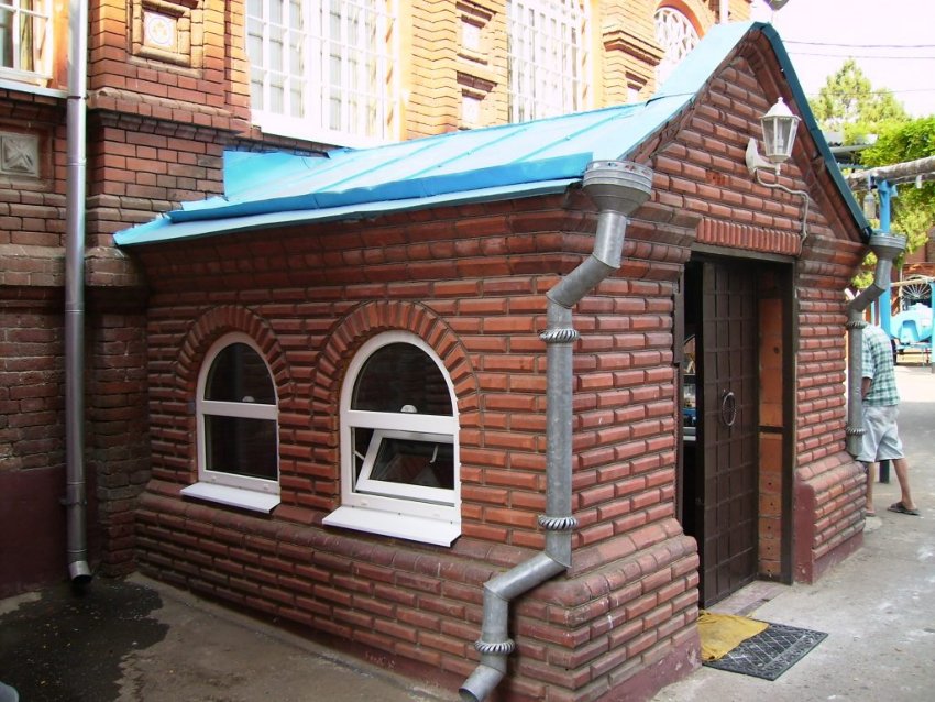 Церковь Георгия Победоносца, Краснодар (Краснодар, город, Краснодарский край). дополнительная информация, Вход  в  нижний,  крестильный  храм