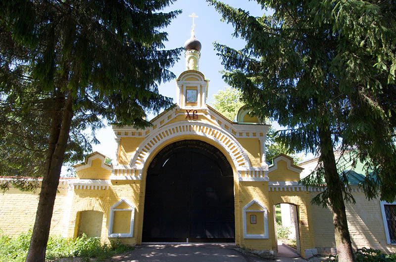 Троицкий Александро-Невский монастырь, Акатово (Клинский городской округ, Московская область). дополнительная информация, ворота Троицкого Александро-Невского монастыря