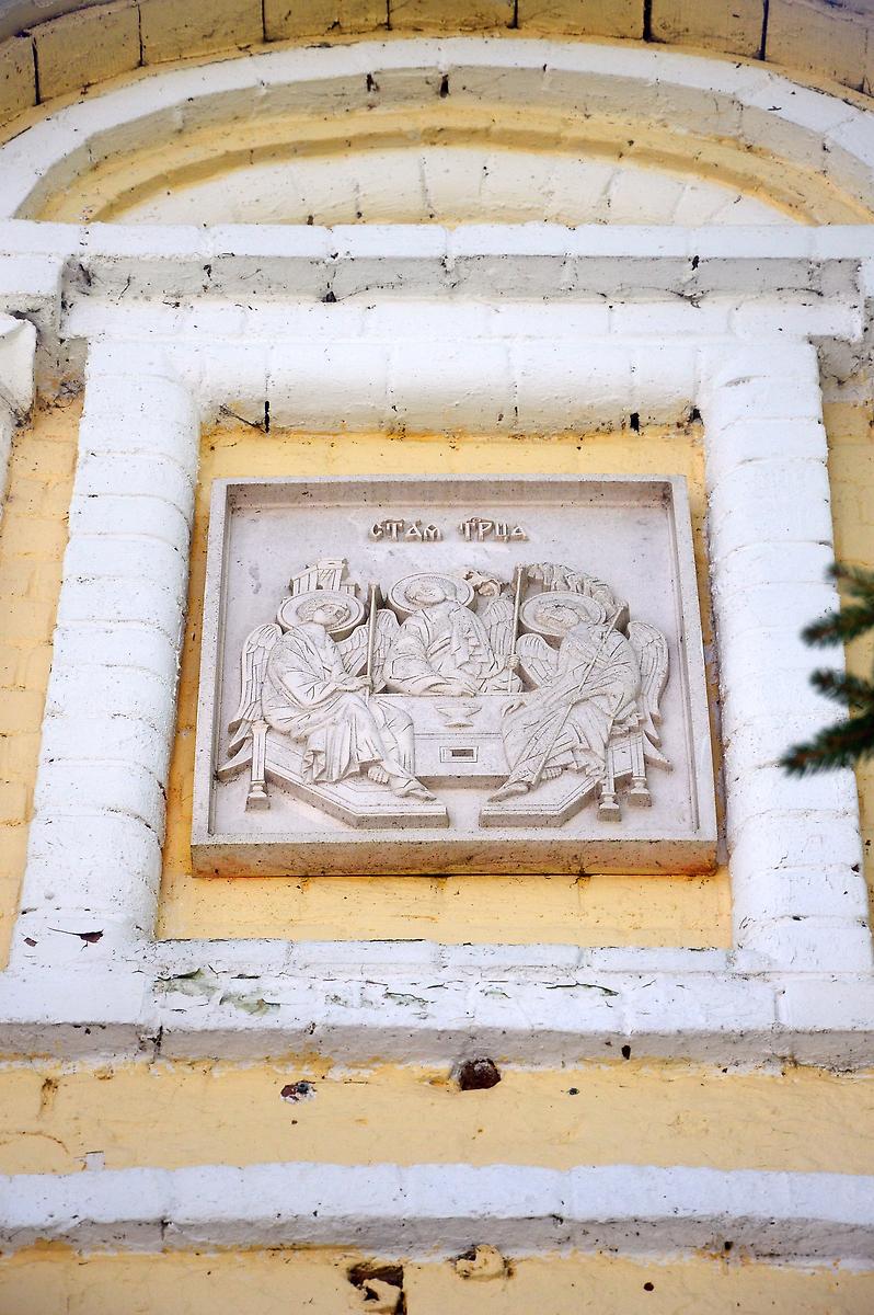 Украшение Святых врат монастырской ограды., архитектурные детали. Троицкий Александро-Невский монастырь, Акатово (Клинский городской округ, Московская область)