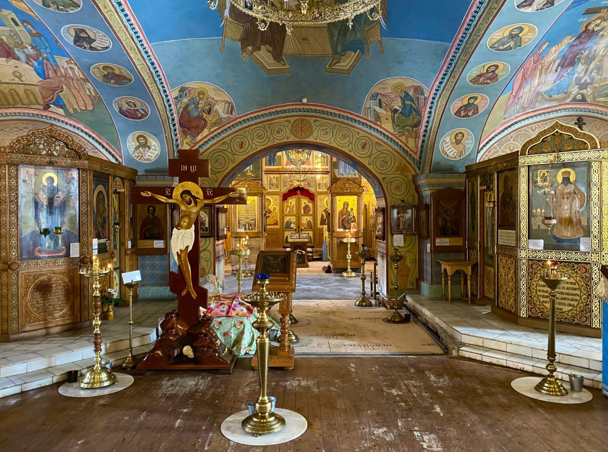 Церковь Успения Пресвятой Богородицы в Демьянове, Клин (Клинский городской округ, Московская область). интерьер и убранство, Интерьер трапезной и портал в основной объём