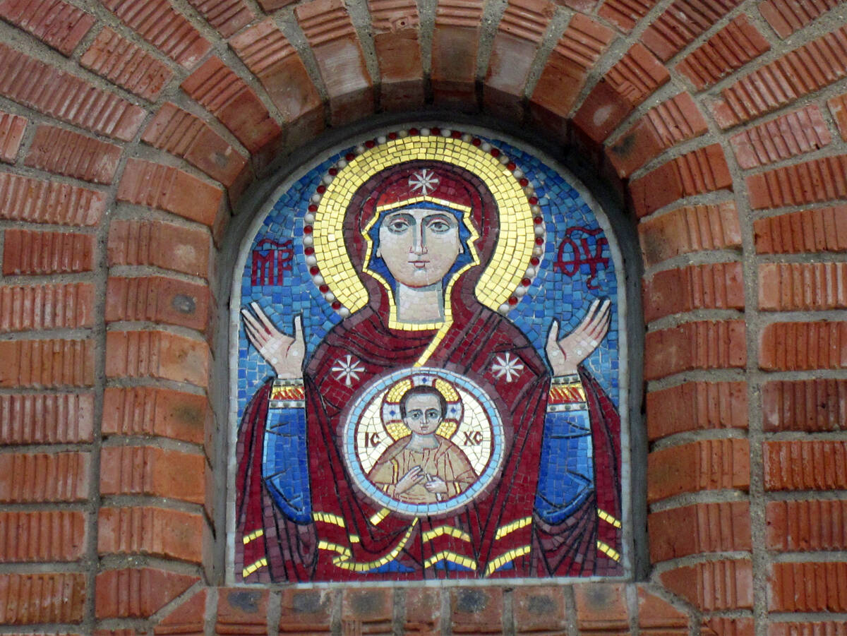 Церковь Успения Пресвятой Богородицы в Демьянове, Клин (Клинский городской округ, Московская область). дополнительная информация, Мозаичная икона на вратах церковной ограды