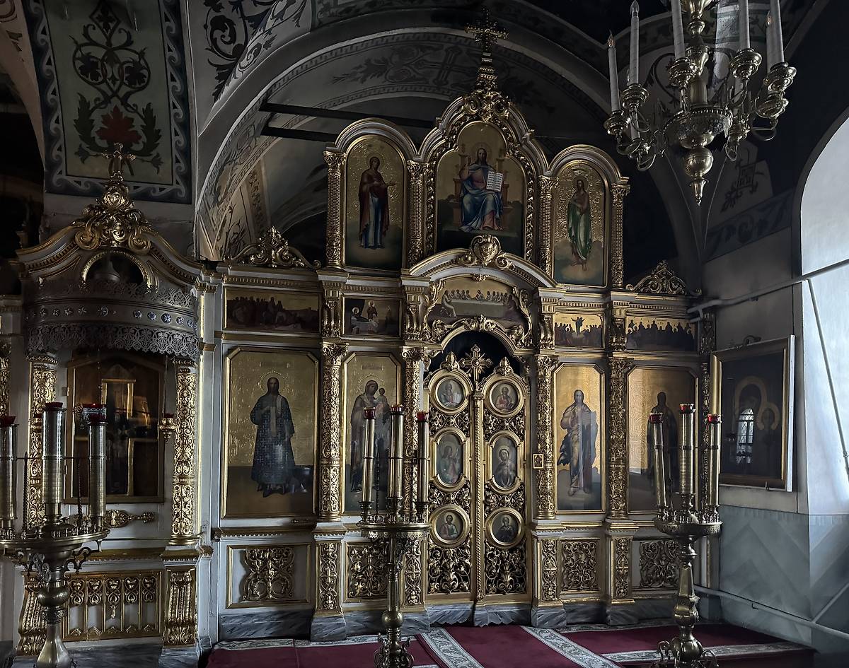 Придельный иконостас в трапезной, интерьер и убранство. Церковь Воскресения Словущего на Николо-Железновском погосте, Шипулино (Клинский городской округ, Московская область)