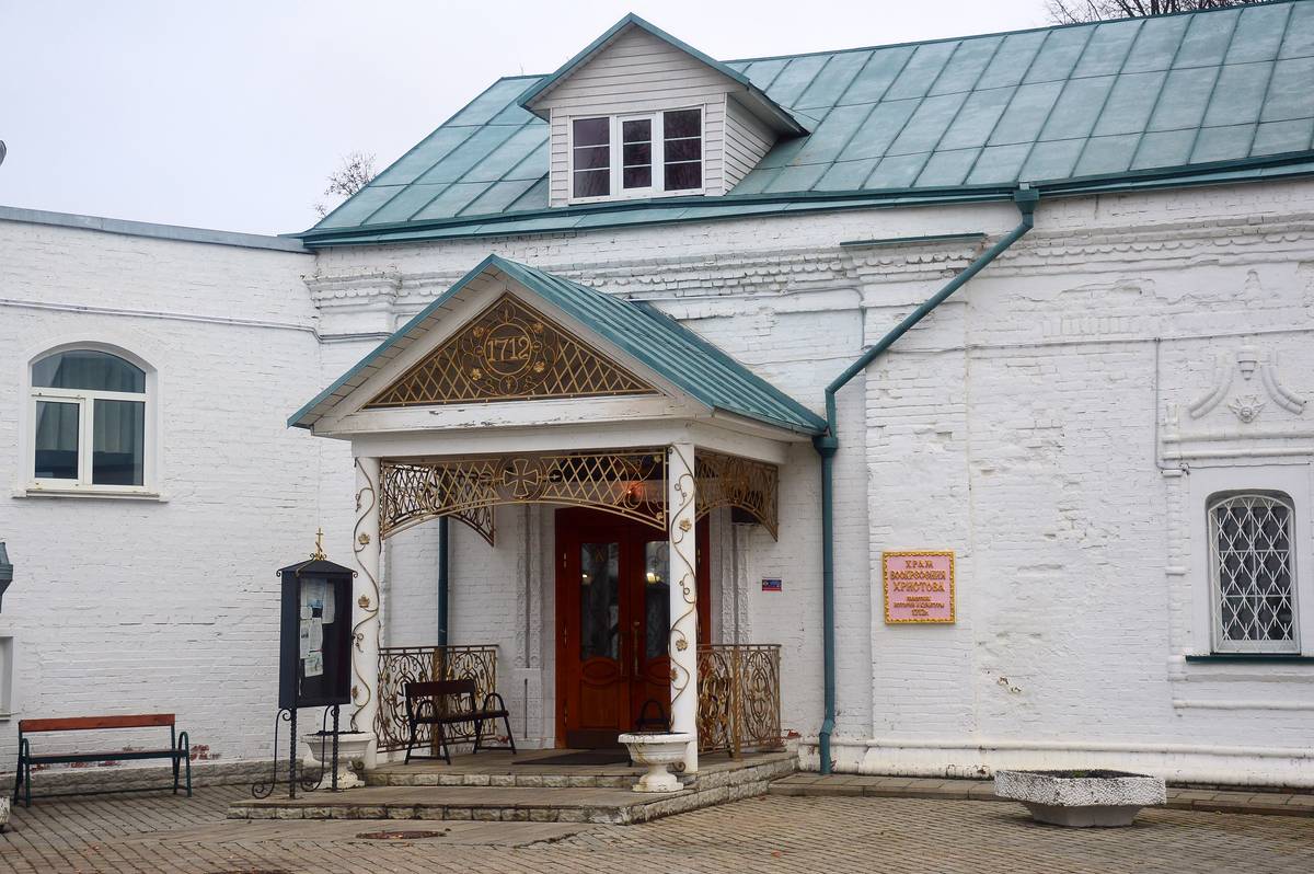 Церковь Воскресения Христова, Клин (Клинский городской округ, Московская область). архитектурные детали, Входное крыльцо в храм.