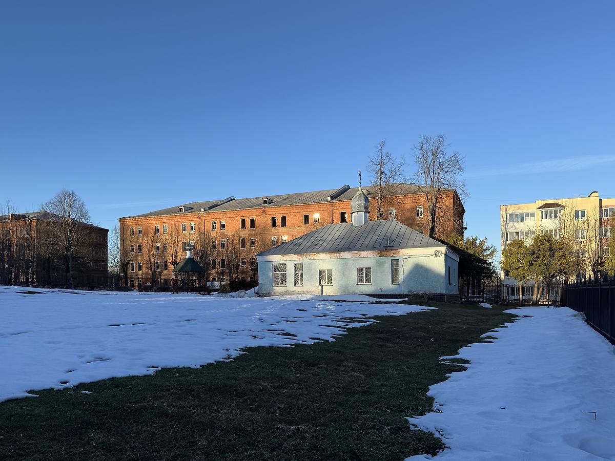 Вид с юго-запада, общий вид в ландшафте. Церковь Алексия царевича, Высоковск (Клинский городской округ, Московская область)