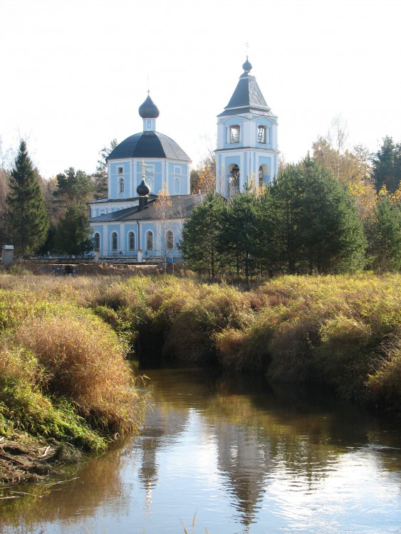 Церковь Успения Пресвятой Богородицы в Боголеповой Пустыни, Боголепова Пустынь (Клинский городской округ, Московская область). общий вид в ландшафте, Вид церкви с отражением в р.Яуза