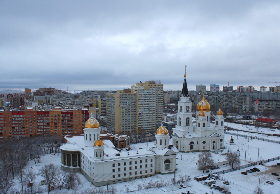 Собор Кирилла и Мефодия на Барбошиной поляне, Самара (Самара, город, Самарская область). общий вид в ландшафте, Общий вид комплекса собора с 18-го этажа соседнего жилого дома