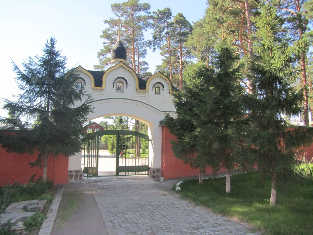 Церковь Рождества Христова, Приозерск (Приозерский район, Ленинградская область). фасады, Ворота