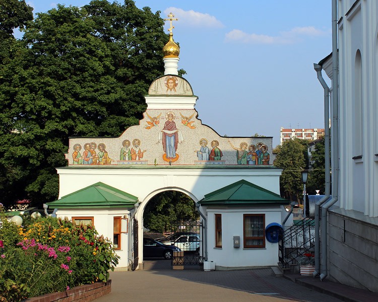 Церковь Марии Магдалины, Минск (Минск, город, Беларусь, Минская область). дополнительная информация, Святые ворота со стороны церковного комплекса