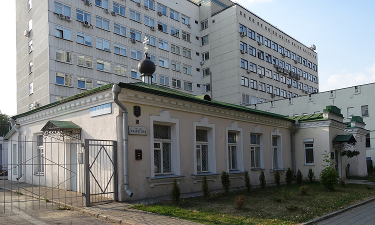 Церковь Марии Магдалины, Минск (Минск, город, Беларусь, Минская область). дополнительная информация, Здание бывшей церковно-приходской школы, в настоящее время книжный и ювелирный магазины 