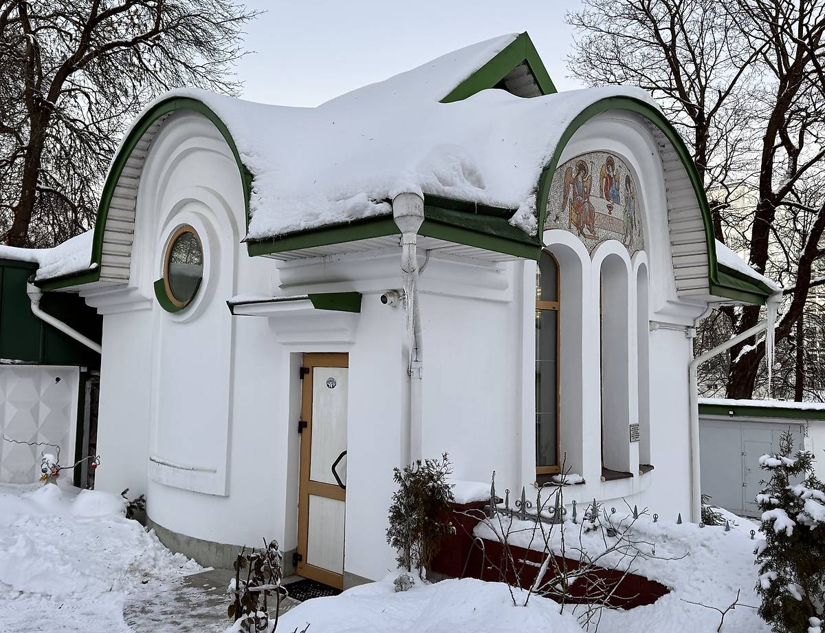 Здание в 20 метрах на северо-восток от храма Иоанна Предтечи, вид с юго-запада, дополнительная информация. Церковь Марии Магдалины, Минск (Минск, город, Беларусь, Минская область)