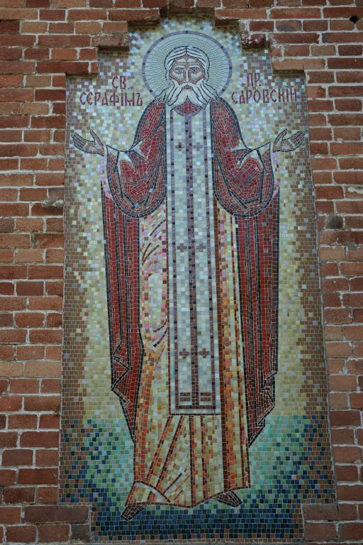 Владивостокский Серафимовский монастырь. Церковь Серафима Саровского, Русский (Владивосток, город, Приморский край). архитектурные детали, Мозаичный образ Серафима Саровского на апсиде
