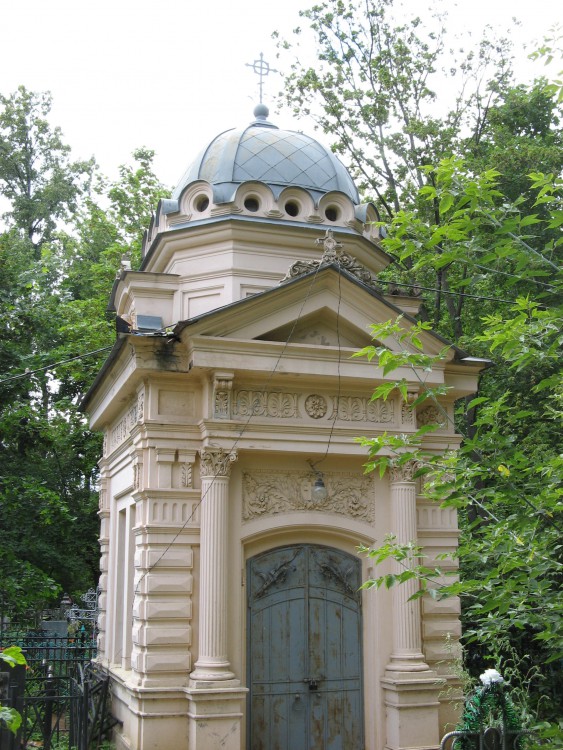 Церковь Феодора, Давида и Константина, Ярославских чудотворцев, Вахитовский район (Казань, город, Республика Татарстан). дополнительная информация, Часовня над могилой известного казанского купца-благотворителя Ложкина В.М. 1862 г.
