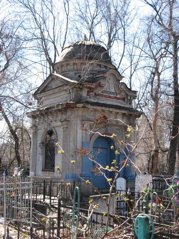 Церковь Феодора, Давида и Константина, Ярославских чудотворцев, Вахитовский район (Казань, город, Республика Татарстан). дополнительная информация, Часовня над могилой  казанского терапевта Виноградова Н.А. 1886 г.