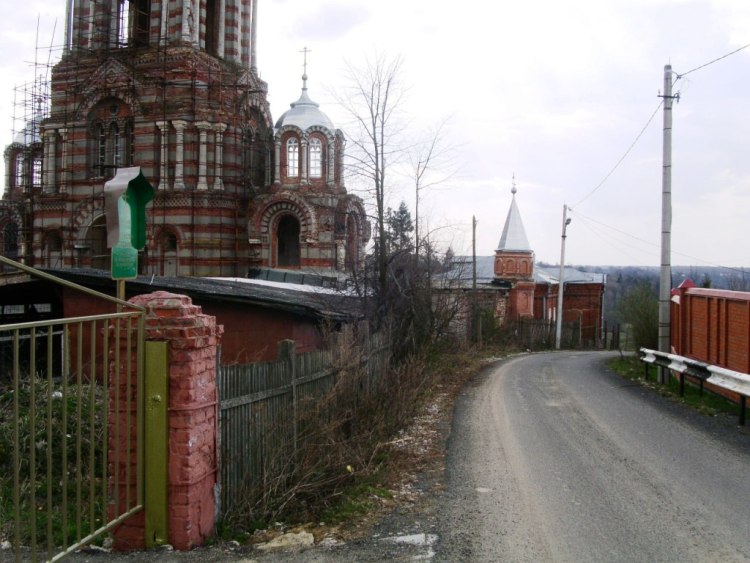 Церковь Рождества Иоанна Предтечи, Глубоково (погост Иванова Гора) (Серпуховский городской округ и гг. Протвино, Пущино, Московская область). дополнительная информация, ворота и фрагмент ограды с башней