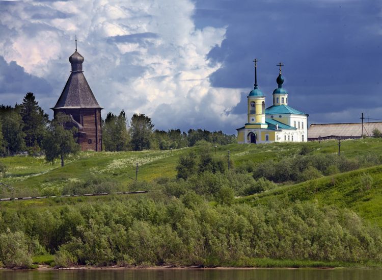 Храмовый комплекс. Церкви Николая Чудотворца и Успения Пресвятой Богородицы, Новинки (Лявля) (Приморский район, Архангельская область). фасады, Слева - деревянная Никольская церковь 1584 г.