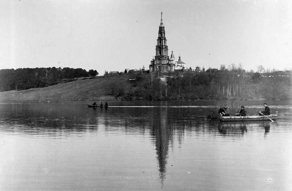 Церковь Рождества Иоанна Предтечи, Глубоково (погост Иванова Гора) (Серпуховский городской округ и гг. Протвино, Пущино, Московская область). архивная фотография, Вид с юго-запада, от реки. Фото из семейного архива Хутаревых