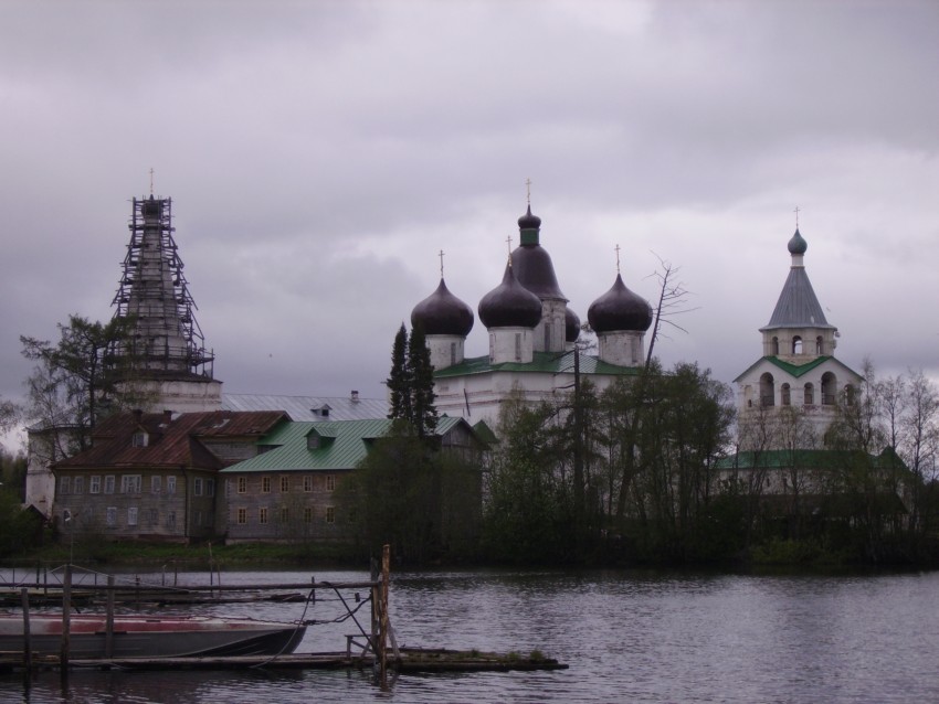 Троицкий Антониево-Сийский мужской монастырь, Монастырь (Холмогорский район, Архангельская область). фасады, Монастырь. Вид из д.ЗалебёдкаФотографировал Максим Карельский, ученик Хетовской ср.шк.Виноградовского р.