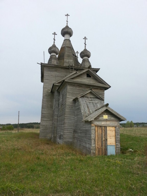Церковь Воскресения Христова, Погост (Ракула) (Холмогорский район, Архангельская область). фасады, Вид на церковь с запада, на переднем плане крыльцо и паперть. Фотография Руслана Ситова. 