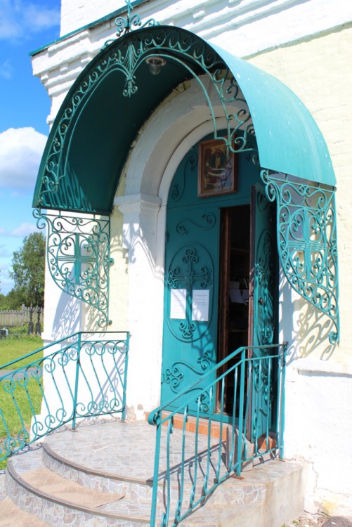 Церковь Успения Пресвятой Богородицы, Новинки (Лявля) (Приморский район, Архангельская область). фасады, Крыльцо