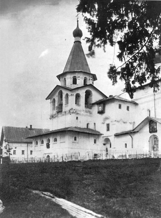 Троицкий Антониев Сийский мужской монастырь. Церковь Трех Святителей, Монастырь (Холмогорский район, Архангельская область). архивная фотография, Храм-колокольня. Вид с юго-западной стороны. Начало XX века. Фото на сайте http://andcvet.narod.ru/arxan/17/sam.html