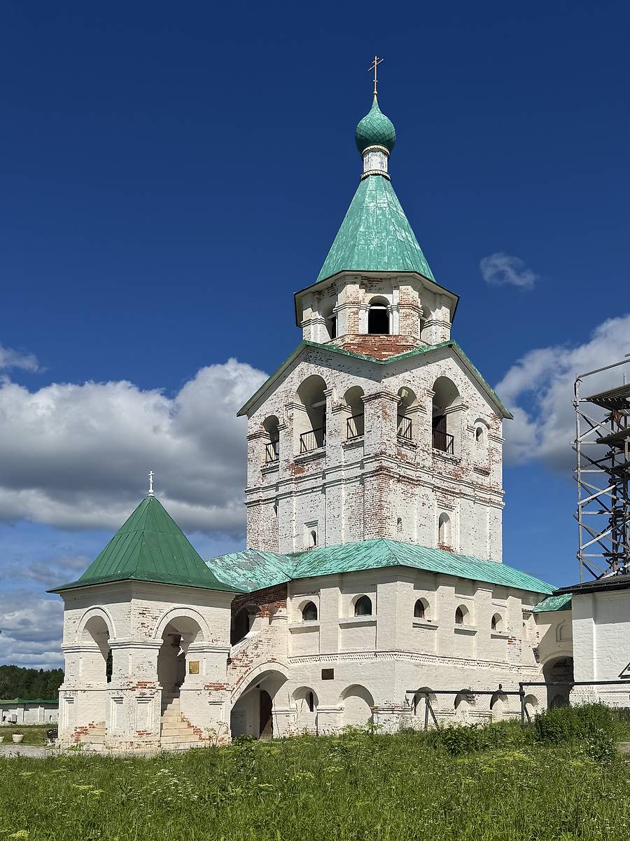 Вид с юго-запада, фасады. Троицкий Антониев Сийский монастырь. Церковь Трёх Святителей, Монастырь (Холмогорский район, Архангельская область)