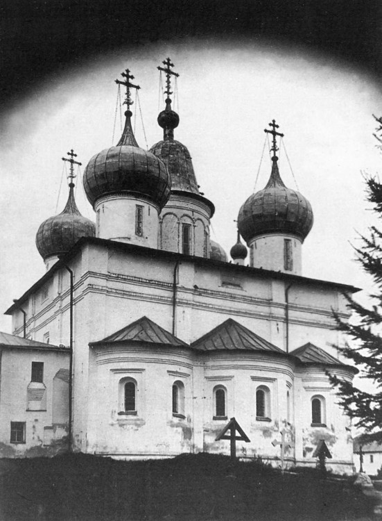 Троицкий Антониев Сийский мужской монастырь. Собор Троицы Живоначальной, Монастырь (Холмогорский район, Архангельская область). архивная фотография, Троицкий собор. Вид с восточной стороны. Начало XX века. Фото на сайте http://andcvet.narod.ru/arxan/17/sam.html