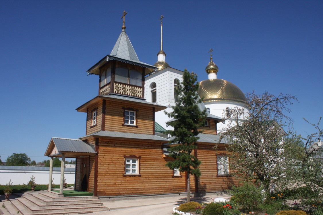 Симанский Спасо-Казанский монастырь. Церковь Иоанна Кронштадтского, Остров (Островский район, Псковская область). общий вид в ландшафте